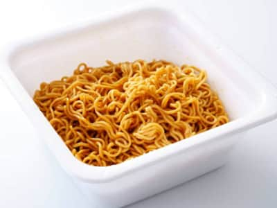 instant noodle in tray